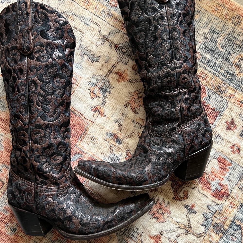 Chic Black Floral Cowboy Boots
